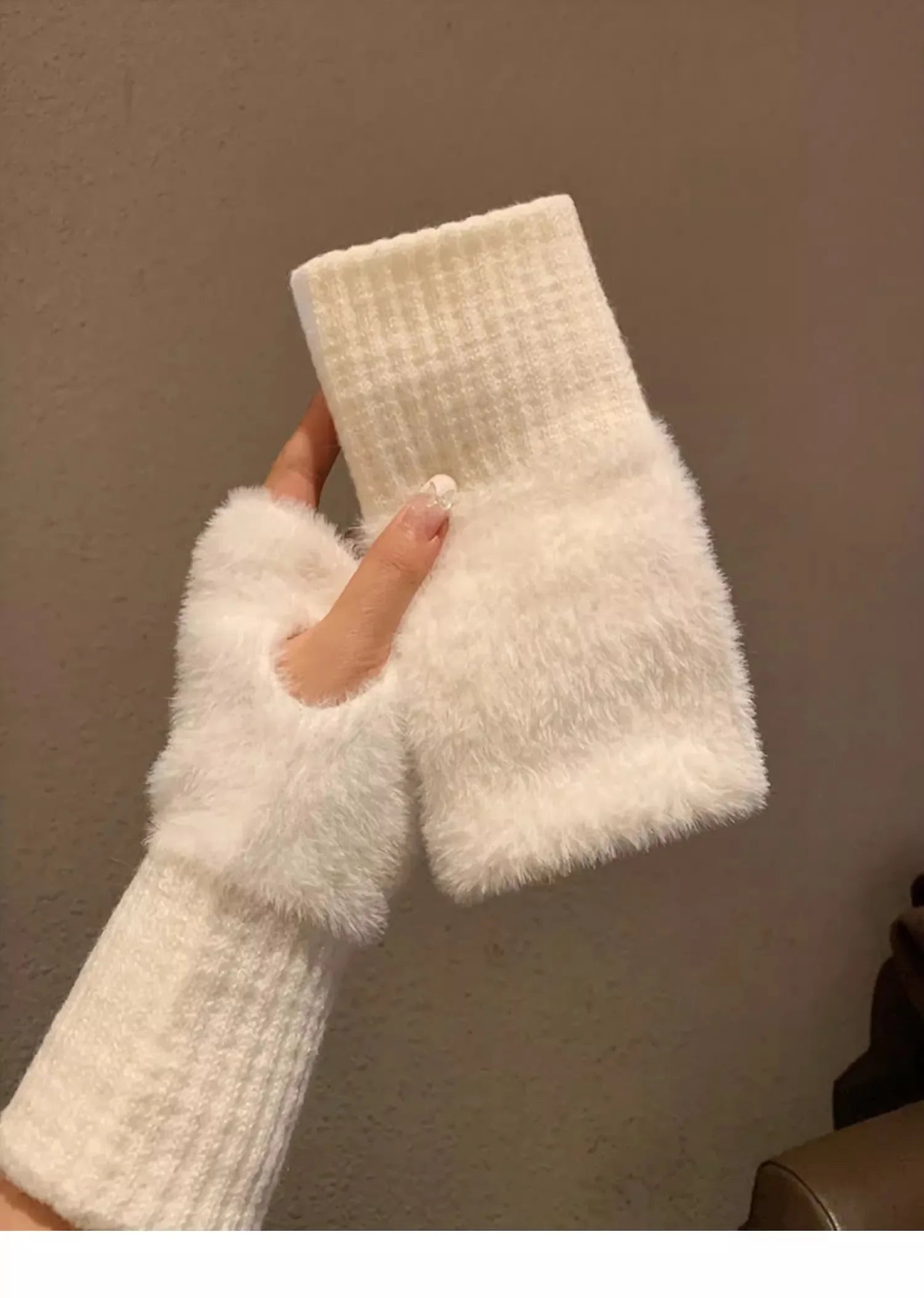 Soft Plush Fingerlösa Vantar – Cozy Winter Core 🤍